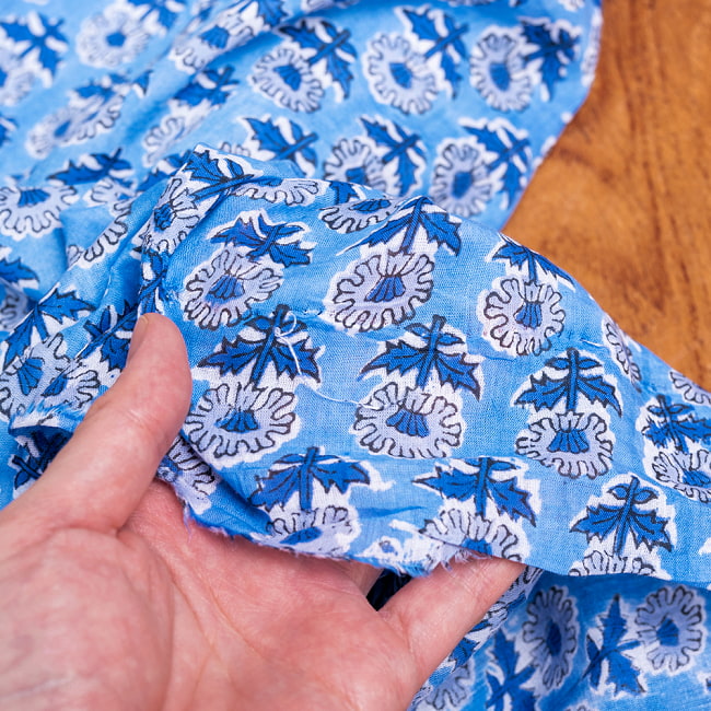 【5個セット】〔1m単位切り売り〕ジャイプル　職人手作り木版染め　色彩美しいボタニカルデザイン　おしゃれ　生地　花柄　テーブルクロス　刺繍素材などへ〔幅約109cm〕 - ブルー系 8 - このような生地感になります。ウッドブロックにしか出せない風合いです。