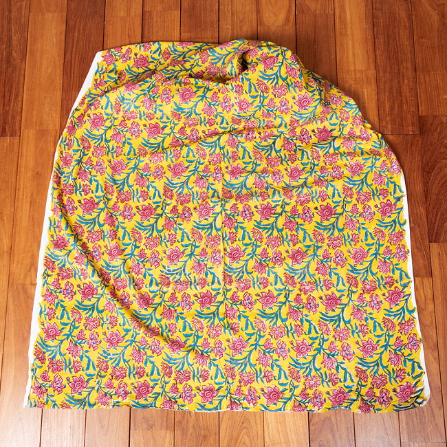 【5個セット】〔1m切単位り売り〕ジャイプル　職人手作り木版染め　色彩美しいボタニカルデザイン　おしゃれ　生地　花柄　テーブルクロス　刺繍素材などへ〔幅約110cm〕 - イエロー系 3 - 生地を広げてみたところです。横幅もしっかりあります。注文個数に応じた長さにカットしてお送りいたします。