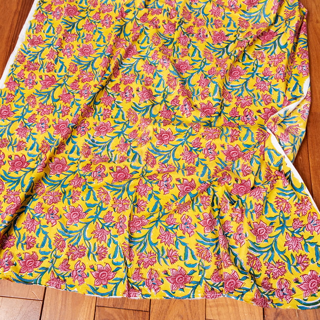 【5個セット】〔1m切単位り売り〕ジャイプル　職人手作り木版染め　色彩美しいボタニカルデザイン　おしゃれ　生地　花柄　テーブルクロス　刺繍素材などへ〔幅約110cm〕 - イエロー系 6 - 生地の拡大写真です