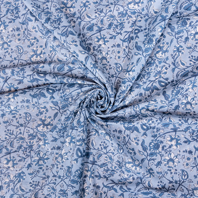 【5個セット】〔1m切単位り売り〕ジャイプル 職人手作り木版染め 色彩美しいボタニカルデザイン おしゃれ 生地 花柄 テーブルクロス 刺繍素材などへ〔幅約110cm〕 - ブルー系 6 - 生地の拡大写真です。とても良い風合いです。