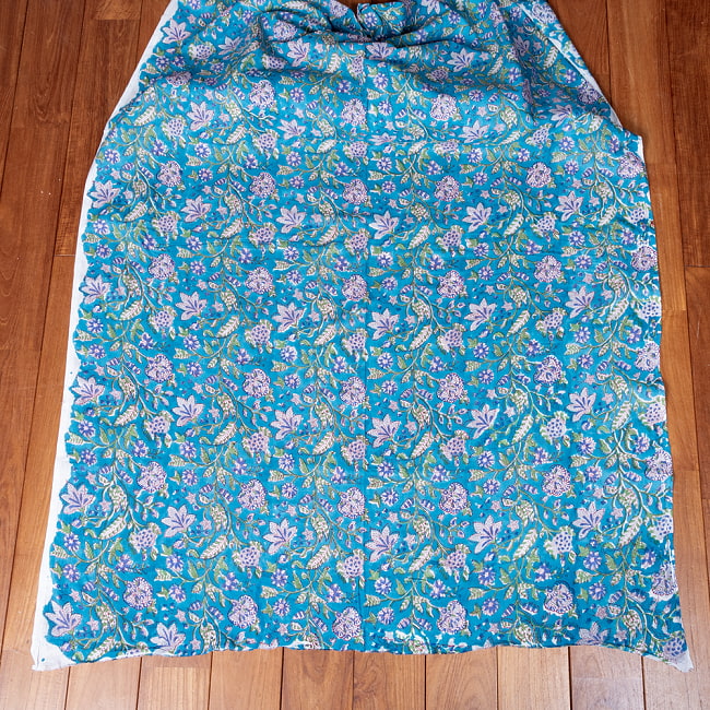 【5個セット】〔1m切単位り売り〕ジャイプル　職人手作り木版染め　色彩美しいボタニカルデザイン　おしゃれ　生地　花柄　テーブルクロス　刺繍素材などへ〔幅約110cm〕 - ブルー系 3 - 生地を広げてみたところです。横幅もしっかりあります。注文個数に応じた長さにカットしてお送りいたします。