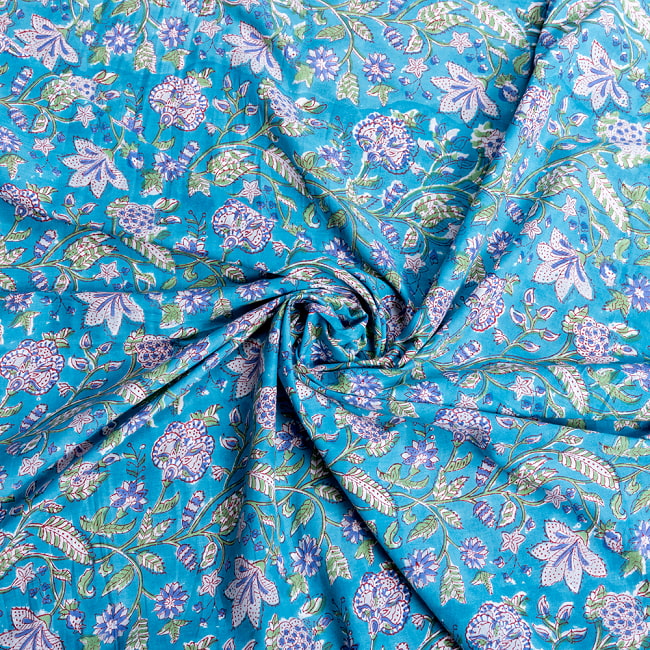 【5個セット】〔1m切単位り売り〕ジャイプル　職人手作り木版染め　色彩美しいボタニカルデザイン　おしゃれ　生地　花柄　テーブルクロス　刺繍素材などへ〔幅約110cm〕 - ブルー系 6 - 生地の拡大写真です