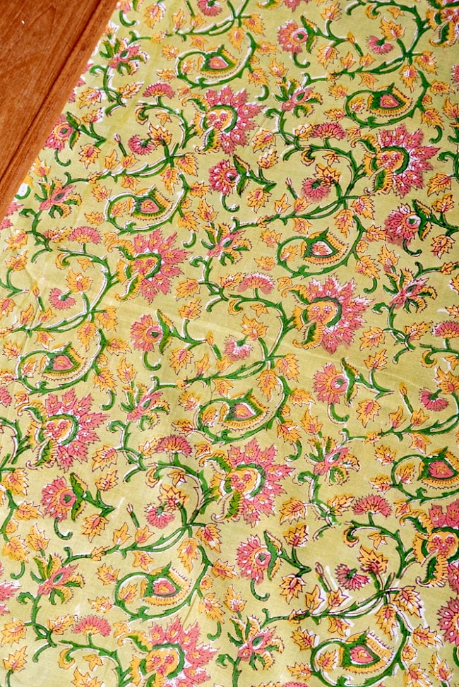 【5個セット】〔1m切単位り売り〕ジャイプル　職人手作り木版染め　色彩美しいボタニカルデザイン　おしゃれ　生地　花柄　テーブルクロス　刺繍素材などへ〔幅約110cm〕 - 黄緑系 4 - 1mの長さごとにご購入いただけます。