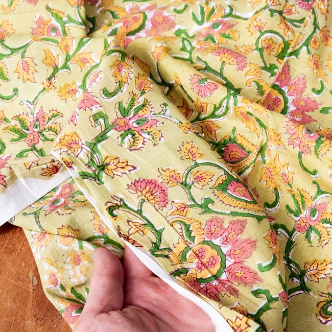 【5個セット】〔1m切単位り売り〕ジャイプル　職人手作り木版染め　色彩美しいボタニカルデザイン　おしゃれ　生地　花柄　テーブルクロス　刺繍素材などへ〔幅約110cm〕 - 黄緑系 8 - このような生地感になります。ウッドブロックにしか出せない風合いです。