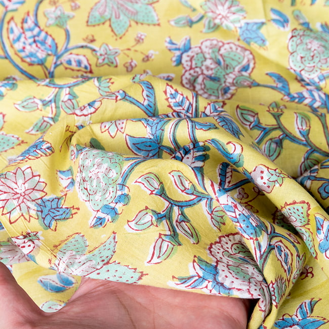 【5個セット】〔1m切単位り売り〕ジャイプル 職人手作り木版染め 色彩美しいボタニカルデザイン おしゃれ 生地 花柄 テーブルクロス 刺繍素材などへ〔幅約111cm〕 - ウグイス系 8 - このような生地感になります。ウッドブロックにしか出せない風合いです。