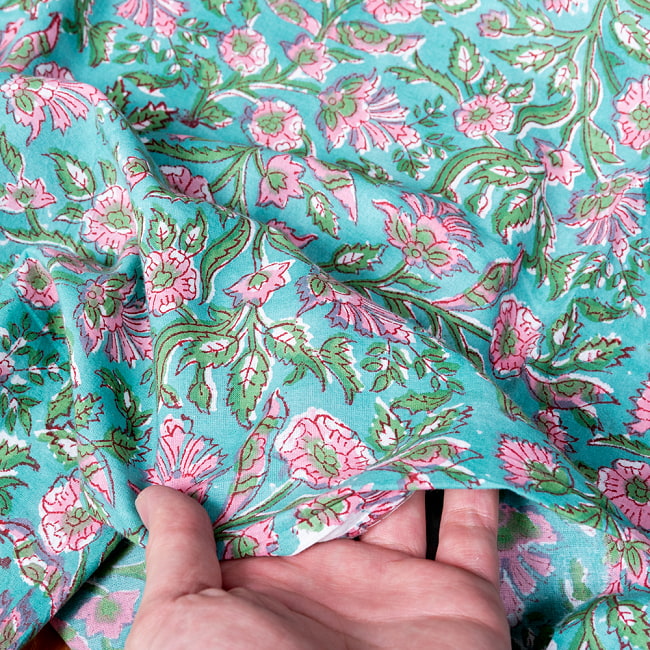 【5個セット】〔1m切単位り売り〕ジャイプル　職人手作り木版染め　色彩美しいボタニカルデザイン　おしゃれ　生地　花柄　テーブルクロス　刺繍素材などへ〔幅約111cm〕 - グリーン系 8 - このような生地感になります。ウッドブロックにしか出せない風合いです。