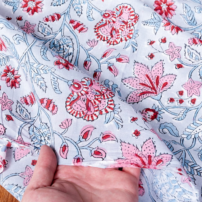 【5個セット】〔1m切単位り売り〕ジャイプル　職人手作り木版染め　色彩美しいボタニカルデザイン　おしゃれ　生地　花柄　テーブルクロス　刺繍素材などへ〔幅約111cm〕 - グレー系 8 - このような生地感になります。ウッドブロックにしか出せない風合いです。