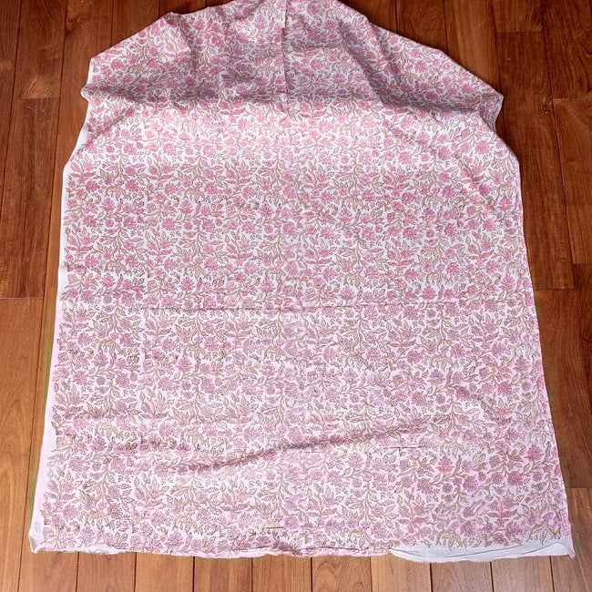 【5個セット】〔1m切単位り売り〕ジャイプル　職人手作り木版染め　色彩美しいボタニカルデザイン　おしゃれ　生地　花柄　テーブルクロス　刺繍素材などへ〔幅約111cm〕 - ピンク系 3 - 生地を広げてみたところです。横幅もしっかりあります。注文個数に応じた長さにカットしてお送りいたします。