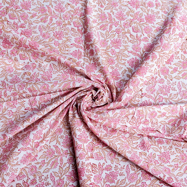 【5個セット】〔1m切単位り売り〕ジャイプル　職人手作り木版染め　色彩美しいボタニカルデザイン　おしゃれ　生地　花柄　テーブルクロス　刺繍素材などへ〔幅約111cm〕 - ピンク系 6 - 生地の拡大写真です