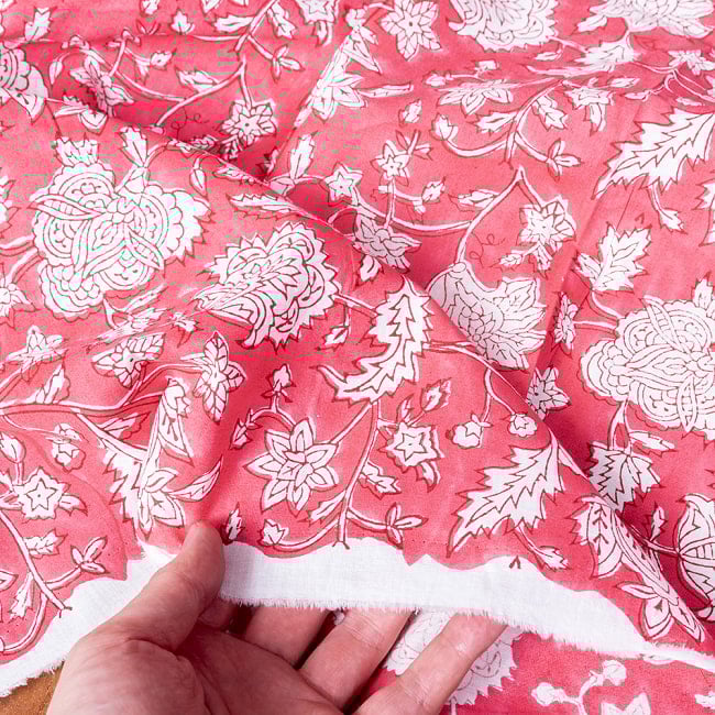 【5個セット】〔1m切単位り売り〕ジャイプル　職人手作り木版染め　色彩美しいボタニカルデザイン　おしゃれ　生地　花柄　テーブルクロス　刺繍素材などへ〔幅約111cm〕 - ピンク系 8 - このような生地感になります。ウッドブロックにしか出せない風合いです。