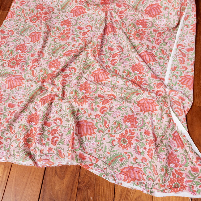 【5個セット】〔1m切単位り売り〕ジャイプル　職人手作り木版染め　色彩美しいボタニカルデザイン　おしゃれ　生地　花柄　テーブルクロス　刺繍素材などへ〔幅約111cm〕 - ピンク系 6 - 生地の拡大写真です