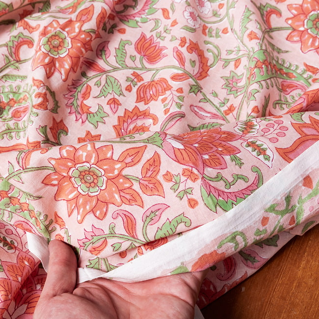 【5個セット】〔1m切単位り売り〕ジャイプル　職人手作り木版染め　色彩美しいボタニカルデザイン　おしゃれ　生地　花柄　テーブルクロス　刺繍素材などへ〔幅約111cm〕 - ピンク系 8 - このような生地感になります。ウッドブロックにしか出せない風合いです。