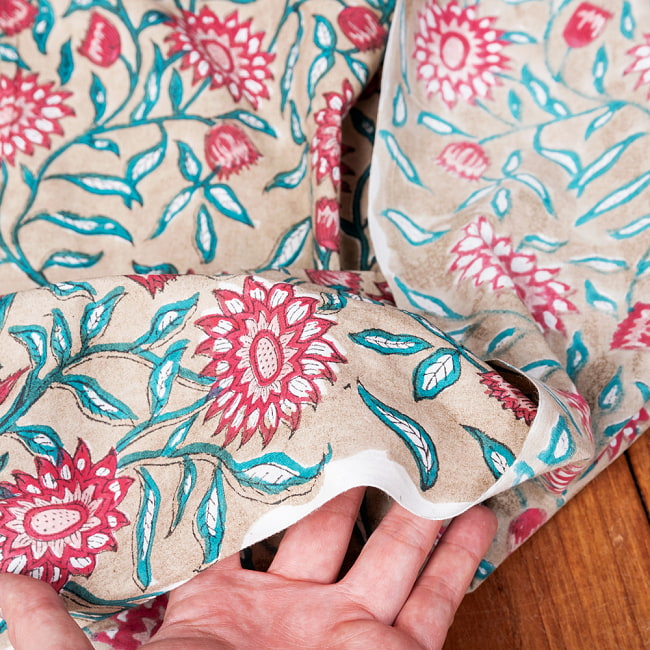 【5個セット】〔1m単位切り売り〕ジャイプル 職人手作り木版染め 色彩美しいボタニカルデザイン おしゃれ 生地 花柄 テーブルクロス 刺繍素材などへ〔幅約111cm〕 - ブラウン系 8 - このような生地感になります。ウッドブロックにしか出せない風合いです。