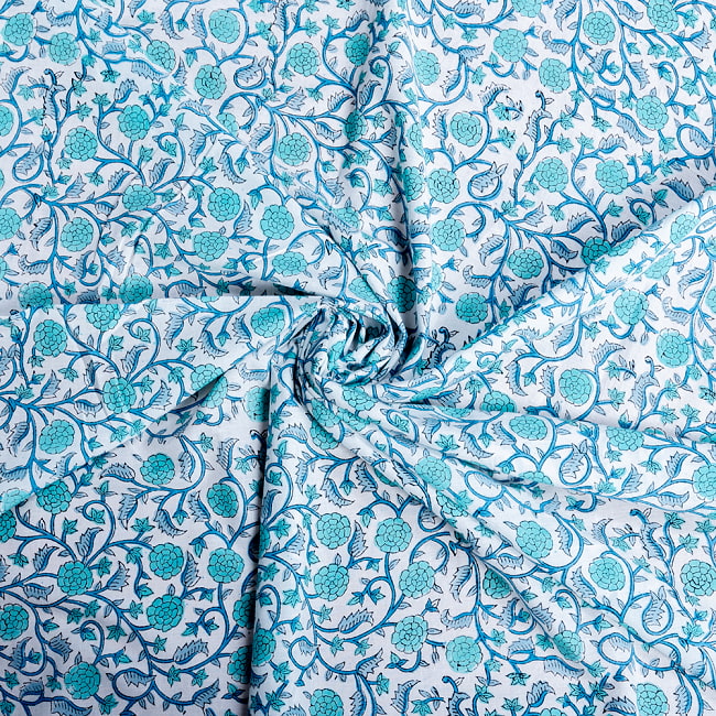 【5個セット】〔1m切単位り売り〕ジャイプル　職人手作り木版染め　色彩美しいボタニカルデザイン　おしゃれ　生地　花柄　テーブルクロス　刺繍素材などへ〔幅約111cm〕 - ブルーグリーン系 6 - 生地の拡大写真です