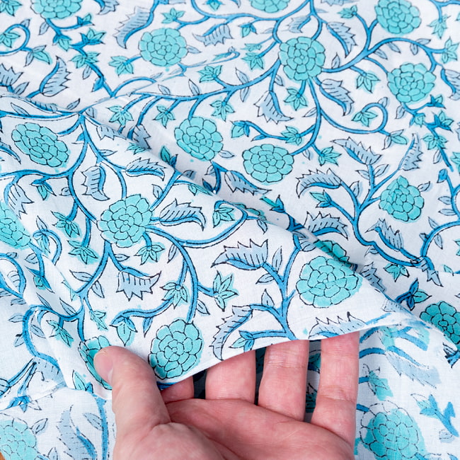 【5個セット】〔1m切単位り売り〕ジャイプル　職人手作り木版染め　色彩美しいボタニカルデザイン　おしゃれ　生地　花柄　テーブルクロス　刺繍素材などへ〔幅約111cm〕 - ブルーグリーン系 8 - このような生地感になります。ウッドブロックにしか出せない風合いです。