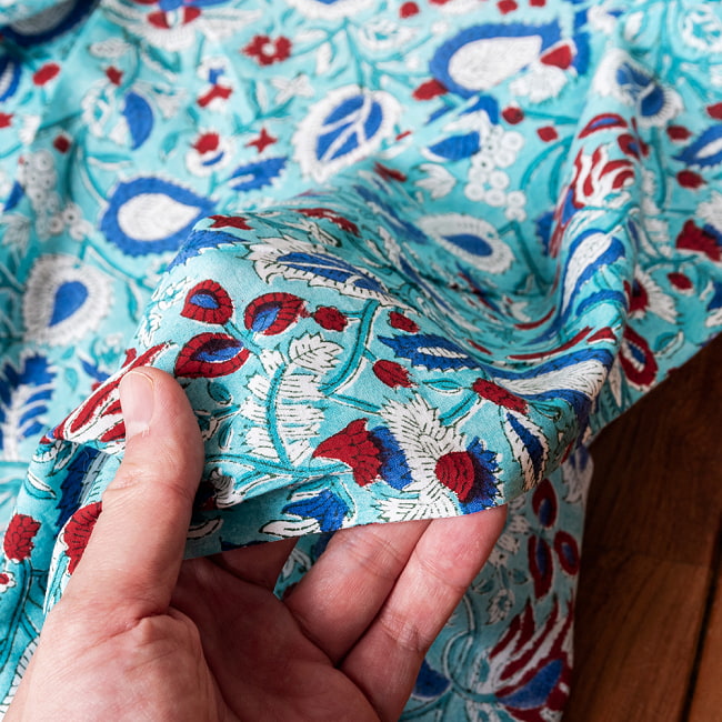 【5個セット】〔1m切単位り売り〕ジャイプル　職人手作り木版染め　色彩美しいボタニカルデザイン　おしゃれ　生地　花柄　テーブルクロス　刺繍素材などへ〔幅約111cm〕 - ブルーグリーン系 8 - このような生地感になります。ウッドブロックにしか出せない風合いです。