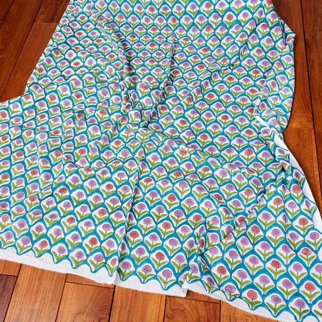 【5個セット】〔1m切単位り売り〕ジャイプル 職人手作り木版染め 色彩美しいボタニカルデザイン おしゃれ 生地 花柄 テーブルクロス 刺繍素材などへ〔幅約111cm〕 - ブルー系 6 - 生地の拡大写真です
