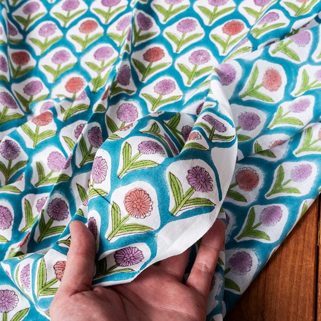 【5個セット】〔1m切単位り売り〕ジャイプル 職人手作り木版染め 色彩美しいボタニカルデザイン おしゃれ 生地 花柄 テーブルクロス 刺繍素材などへ〔幅約111cm〕 - ブルー系 8 - このような生地感になります。ウッドブロックにしか出せない風合いです。