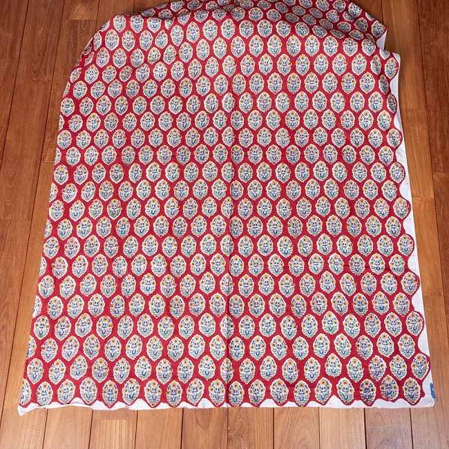 【5個セット】〔1m切単位り売り〕ジャイプル　職人手作り木版染め　色彩美しいボタニカルデザイン　おしゃれ　生地　花柄　テーブルクロス　刺繍素材などへ〔幅約111cm〕 - レッド系 3 - 生地を広げてみたところです。横幅もしっかりあります。注文個数に応じた長さにカットしてお送りいたします。