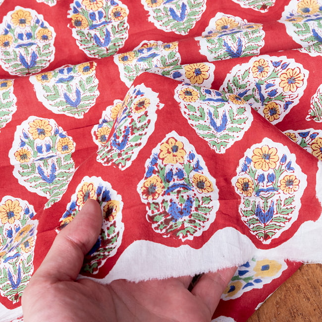 【5個セット】〔1m切単位り売り〕ジャイプル　職人手作り木版染め　色彩美しいボタニカルデザイン　おしゃれ　生地　花柄　テーブルクロス　刺繍素材などへ〔幅約111cm〕 - レッド系 8 - このような生地感になります。ウッドブロックにしか出せない風合いです。