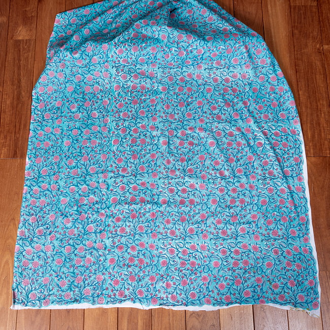 【5個セット】〔1m切単位り売り〕ジャイプル　職人手作り木版染め　色彩美しいボタニカルデザイン　おしゃれ　生地　花柄　テーブルクロス　刺繍素材などへ〔幅約111cm〕 - 青緑系 3 - 生地を広げてみたところです。横幅もしっかりあります。注文個数に応じた長さにカットしてお送りいたします。