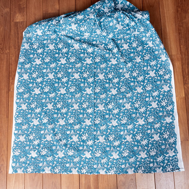 【5個セット】〔1m切単位り売り〕ジャイプル　職人手作り木版染め　色彩美しいボタニカルデザイン　おしゃれ　生地　花柄　テーブルクロス　刺繍素材などへ〔幅約112.5cm〕 - ブルー系 3 - 生地を広げてみたところです。横幅もしっかりあります。注文個数に応じた長さにカットしてお送りいたします。