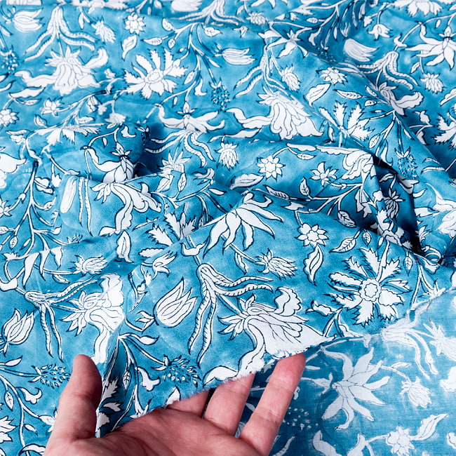 【5個セット】〔1m切単位り売り〕ジャイプル　職人手作り木版染め　色彩美しいボタニカルデザイン　おしゃれ　生地　花柄　テーブルクロス　刺繍素材などへ〔幅約112.5cm〕 - ブルー系 8 - このような生地感になります。ウッドブロックにしか出せない風合いです。