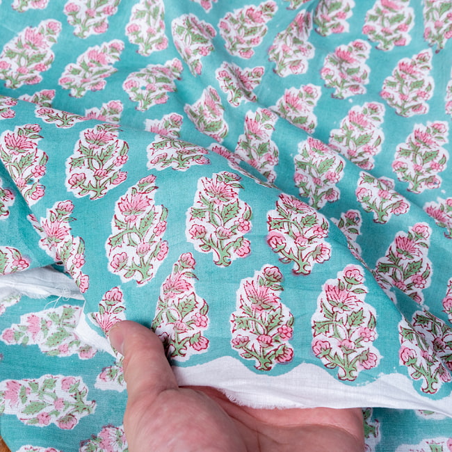 【5個セット】〔1m切単位り売り〕ジャイプル　職人手作り木版染め　色彩美しいボタニカルデザイン　おしゃれ　生地　花柄　テーブルクロス　刺繍素材などへ〔幅約112cm〕 - グリーン系 8 - このような生地感になります。ウッドブロックにしか出せない風合いです。