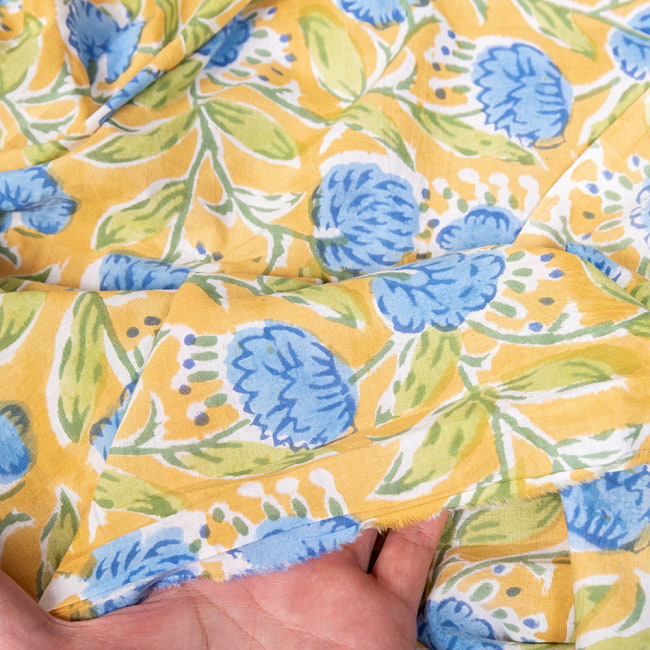 【5個セット】〔1m切単位り売り〕ジャイプル 職人手作り木版染め 色彩美しいボタニカルデザイン おしゃれ 生地 花柄 テーブルクロス 刺繍素材などへ〔幅約112cm〕 - ブルー系 7 - 生地を広げてみたところです。横幅もしっかりあります。注文個数に応じた長さにカットしてお送りいたします。