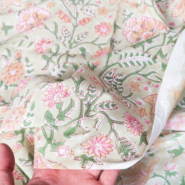 【5個セット】〔1m切単位り売り〕ジャイプル　職人手作り木版染め　色彩美しいボタニカルデザイン　おしゃれ　生地　花柄　テーブルクロス　刺繍素材などへ〔幅約112cm〕 - ライトグリーン系 8 - このような生地感になります。ウッドブロックにしか出せない風合いです。