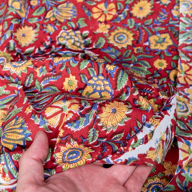 【5個セット】〔1m切単位り売り〕ジャイプル　職人手作り木版染め　色彩美しいボタニカルデザイン　おしゃれ　生地　花柄　テーブルクロス　刺繍素材などへ〔幅約112cm〕 - レッド系 8 - このような生地感になります。ウッドブロックにしか出せない風合いです。
