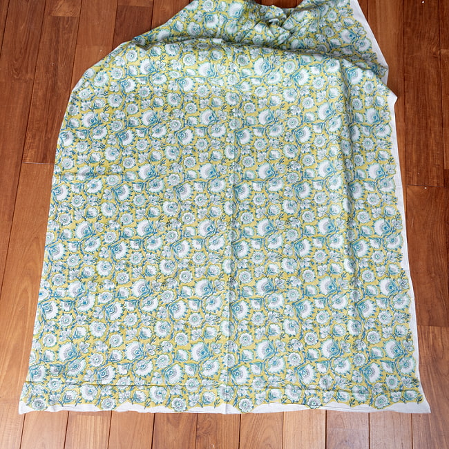 【5個セット】〔1m切単位り売り〕ジャイプル　職人手作り木版染め　色彩美しいボタニカルデザイン　おしゃれ　生地　花柄　テーブルクロス　刺繍素材などへ〔幅約113cm〕 - ウグイス系 3 - 生地を広げてみたところです。横幅もしっかりあります。注文個数に応じた長さにカットしてお送りいたします。