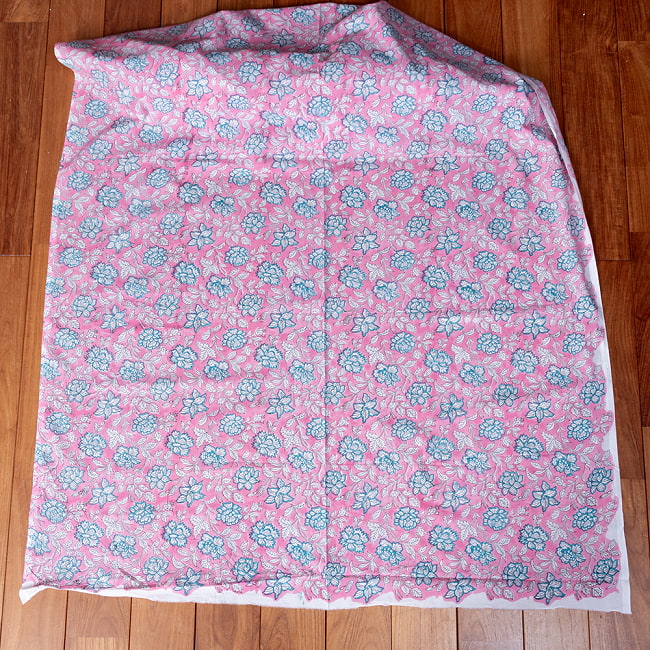 【5個セット】〔1m切単位り売り〕ジャイプル　職人手作り木版染め　色彩美しいボタニカルデザイン　おしゃれ　生地　花柄　テーブルクロス　刺繍素材などへ〔幅約113cm〕 - ピンク系 3 - 生地を広げてみたところです。横幅もしっかりあります。注文個数に応じた長さにカットしてお送りいたします。