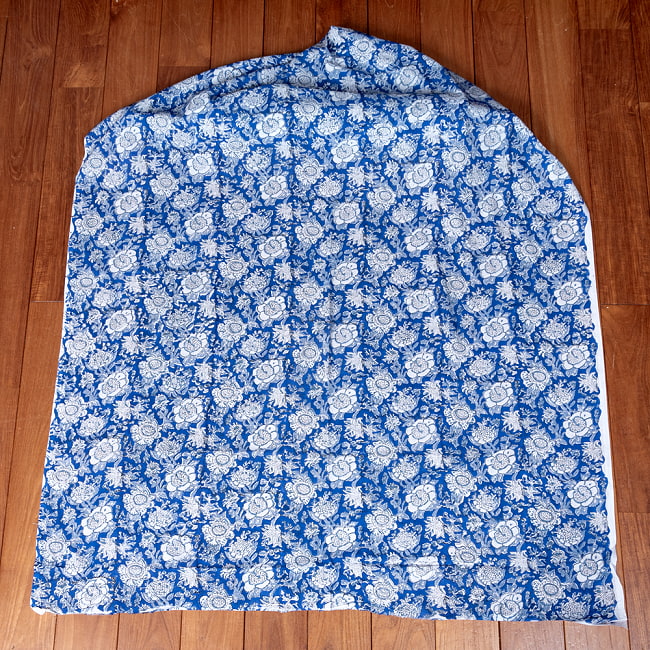 【5個セット】〔1m切単位り売り〕ジャイプル　職人手作り木版染め　色彩美しいボタニカルデザイン　おしゃれ　生地　花柄　テーブルクロス　刺繍素材などへ〔幅約113cm〕 - ブルー 系 3 - 生地を広げてみたところです。横幅もしっかりあります。注文個数に応じた長さにカットしてお送りいたします。