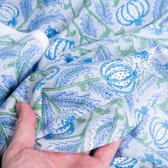 【5個セット】〔1m切単位り売り〕ジャイプル　職人手作り木版染め　色彩美しいボタニカルデザイン　おしゃれ　生地　花柄　テーブルクロス　刺繍素材などへ〔幅約113cm〕 - ブルー系 8 - このような生地感になります。ウッドブロックにしか出せない風合いです。