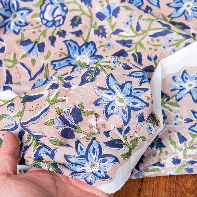 【5個セット】〔1m切単位り売り〕ジャイプル　職人手作り木版染め　色彩美しいボタニカルデザイン　おしゃれ　生地　花柄　テーブルクロス　刺繍素材などへ〔約110cm〕 7 - 生地を広げてみたところです。横幅もしっかりあります。注文個数に応じた長さにカットしてお送りいたします。