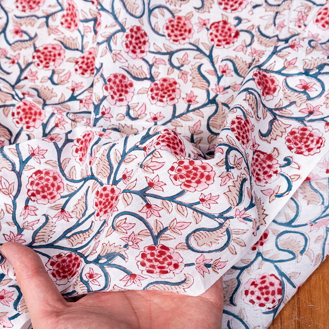 【5個セット】〔1m切単位り売り〕ジャイプル　職人手作り木版染め　色彩美しいボタニカルデザイン　おしゃれ　生地　花柄　テーブルクロス　刺繍素材などへ〔約110cm〕 - ホワイト・ピンク系 7 - 生地を広げてみたところです。横幅もしっかりあります。注文個数に応じた長さにカットしてお送りいたします。