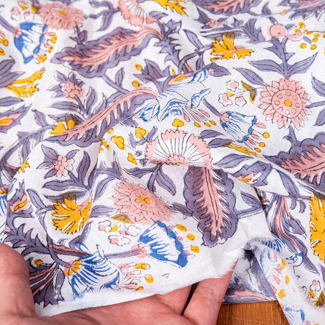 【5個セット】〔1m切単位り売り〕ジャイプル　職人手作り木版染め　色彩美しいボタニカルデザイン　おしゃれ　生地　花柄　テーブルクロス　刺繍素材などへ〔約111cm〕 7 - 生地を広げてみたところです。横幅もしっかりあります。注文個数に応じた長さにカットしてお送りいたします。