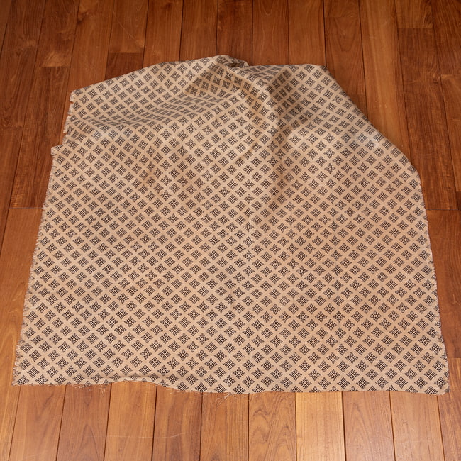 【5個セット】〔1m切単位り売り〕タッサーシルク風 インドのかわいい伝統模様生地〔約113cm〕ベージュ系 3 - 全体を広げてみたところです。1mの長さごとにご購入いただけます。