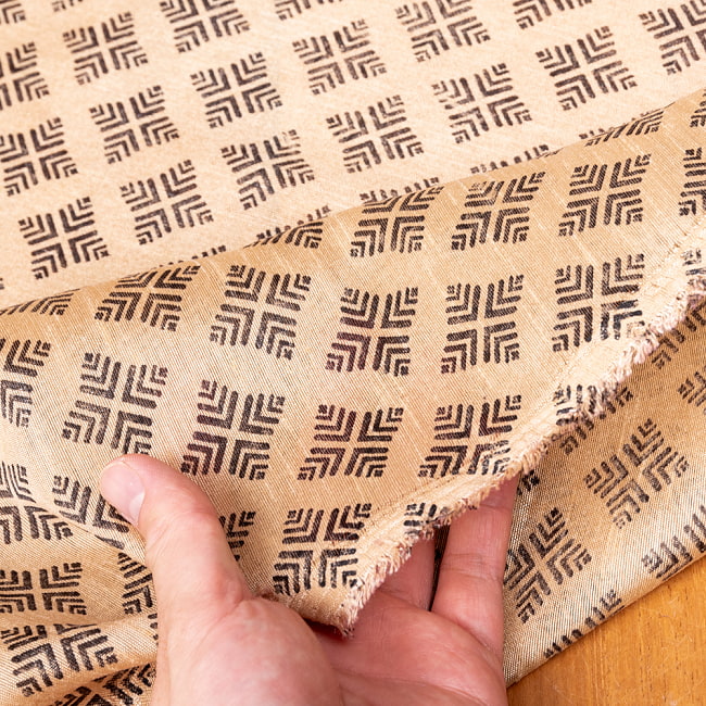 【5個セット】〔1m切単位り売り〕タッサーシルク風 インドのかわいい伝統模様生地〔約113cm〕ベージュ系 7 - 生地の拡大写真です