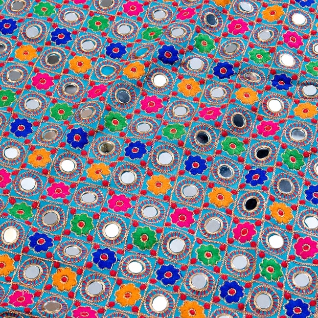 【5個セット】〔1m切単位り売り〕ミラーワーク付きラジャスタンの刺繍布〔107cm〕 - 水色 3 - 拡大写真です。独特な雰囲気があります。