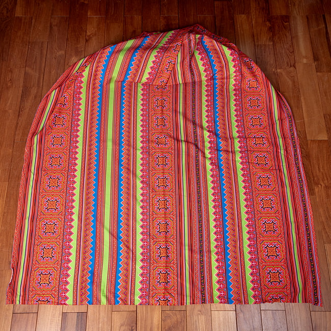 【5個セット】〔1m切単位り売り〕モン族の刺繍風プリントファブリック　生地　少数民族　フォークロア　民俗的　トライバル〔約159cm〕 3 - 生地を広げてみたところです。横幅もしっかりあります。注文個数に応じた長さにカットしてお送りいたします。