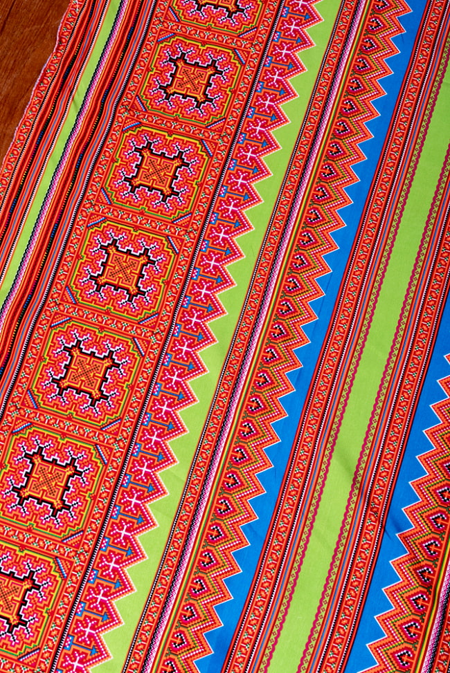 【5個セット】〔1m切単位り売り〕モン族の刺繍風プリントファブリック　生地　少数民族　フォークロア　民俗的　トライバル〔約159cm〕 4 - 1mの長さごとにご購入いただけます。