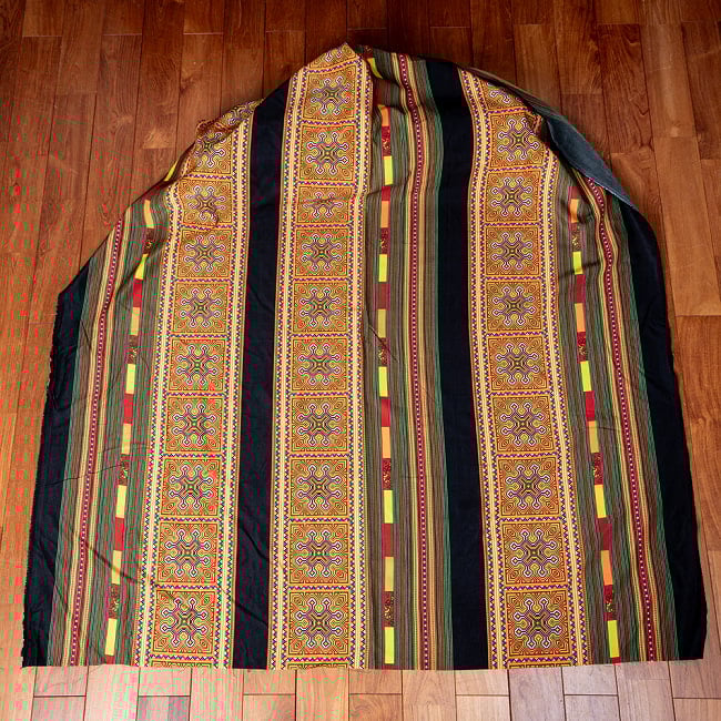 【5個セット】〔1m切単位り売り〕モン族の刺繍風プリントファブリック　生地　少数民族　フォークロア　民俗的　トライバル〔約160cm〕 3 - 生地を広げてみたところです。横幅もしっかりあります。注文個数に応じた長さにカットしてお送りいたします。