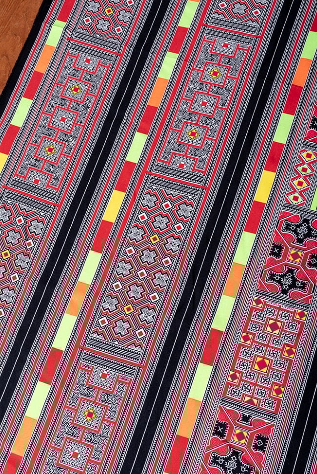 【5個セット】〔1m切単位り売り〕モン族の刺繍風プリントファブリック　生地　少数民族　フォークロア　民俗的　トライバル〔約162cm〕 4 - 1mの長さごとにご購入いただけます。