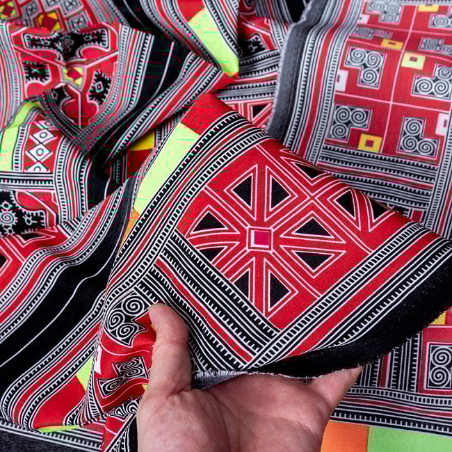 【5個セット】〔1m切単位り売り〕モン族の刺繍風プリントファブリック　生地　少数民族　フォークロア　民俗的　トライバル〔約162cm〕 8 - しっかりとした生地感です