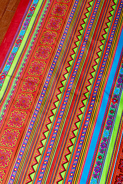 【5個セット】〔1m切単位り売り〕モン族の刺繍風プリントファブリック　生地　少数民族　フォークロア　民俗的　トライバル〔約169cm〕 - サブ4