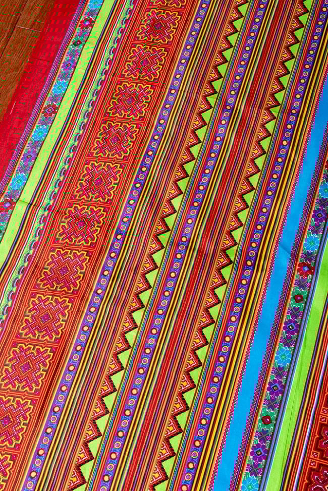 【5個セット】〔1m切単位り売り〕モン族の刺繍風プリントファブリック 生地 少数民族 フォークロア 民俗的 トライバル〔約169cm〕 4 - 1mの長さごとにご購入いただけます。