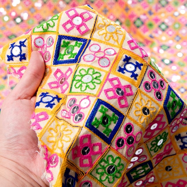 【5個セット】〔1m切単位り売り〕ラジャスタンの刺繍布〔108cm〕 - シャンパンゴールド 7 - このような感じの生地になります。手芸からデコレーション用の布などなど、色々な用途にご使用いただけます!