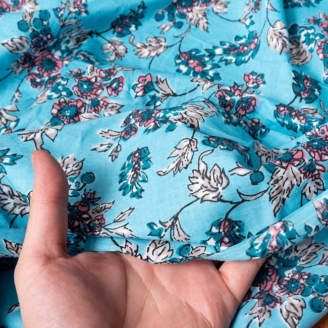 【5個セット】〔1m切単位り売り〕伝統息づく南インドから　昔ながらの更紗模様布〔約105cm〕水色系 7 - 生地の拡大写真です